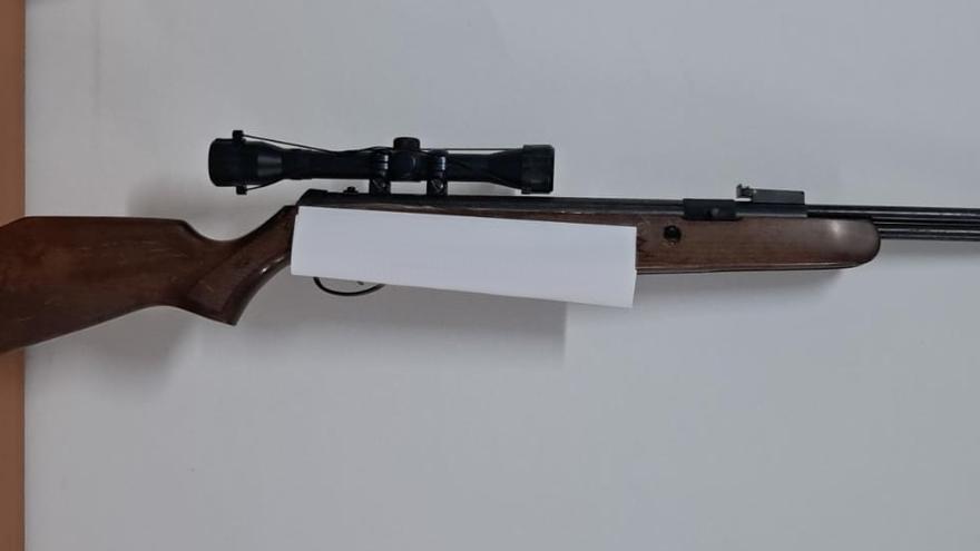 Detenido por amenazar a su pareja con un cuchillo y una escopeta de balines al grito de "te voy a matar"