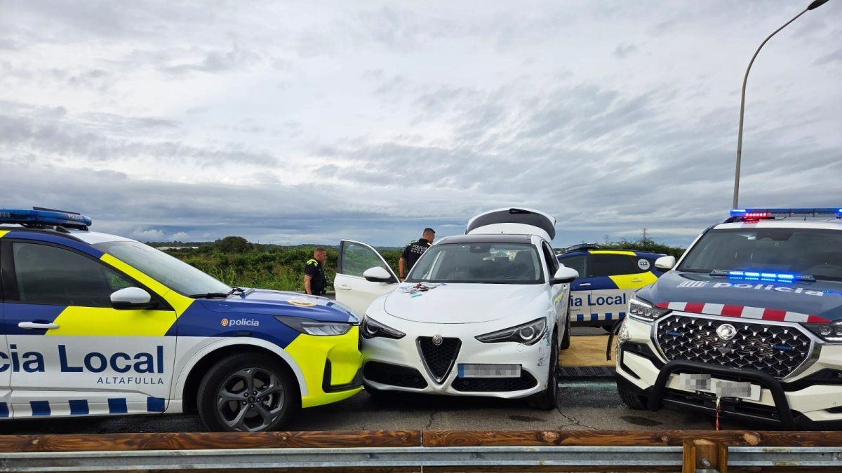 Un conductor embiste varios coches policiales durante una persecución entre Roda de Berà y Altafulla