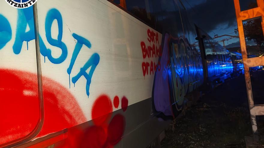 Cuatro detenidos en Zumaia por realizar grafitis en vagones de tren y chocar contra una patrulla en su huida