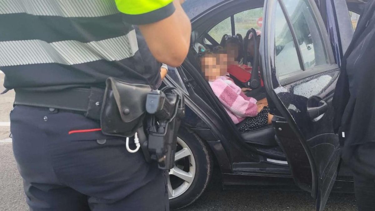 Detenidos en la Bisbal del Penedès por transportar a siete personas en un coche de cinco plazas, incluidos cinco menores sin protección