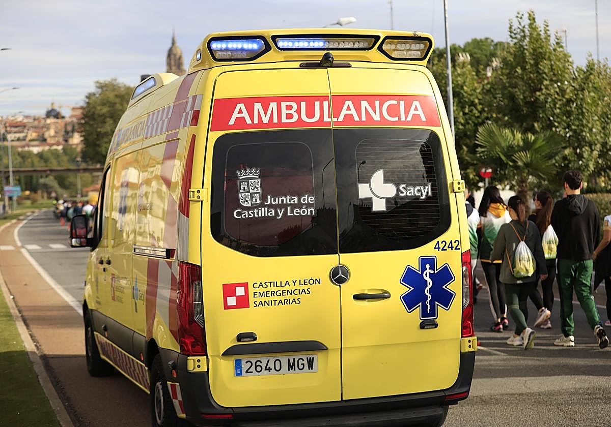 Herida una mujer de 50 años en Salamanca tras salirse de la rotonda de la Universidad