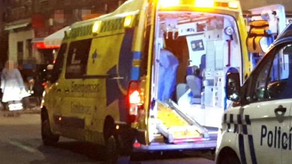 Una ambulancia de noche.