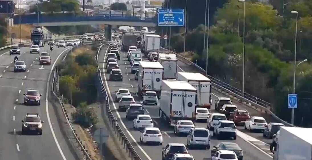 Dos accidentes en la A-49 provocan grandes retenciones