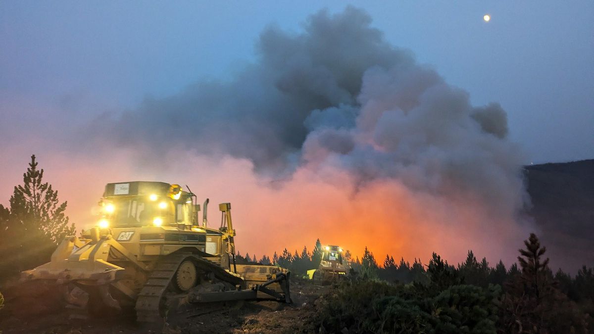Medios terrestres intentando controlar el incendio forestal de Murias de Ponjos en julio, que fue el peor de todo el año.