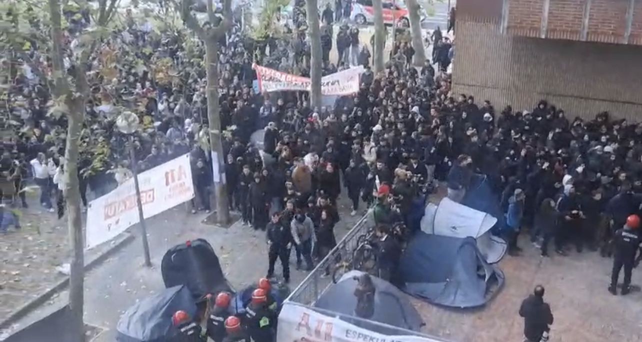 Pocos policías en los graves incidentes del desalojo en Vitoria