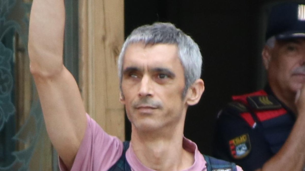 El agente que disparó contra Roger Español dice que no apuntó ni se fijó