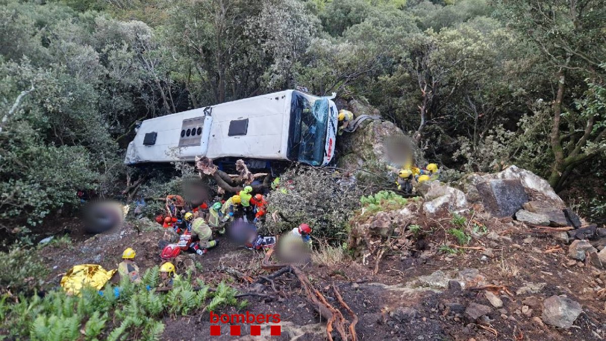 Los Bombers descartan "con alta probabilidad" que haya más víctimas en el accidente de autobús
