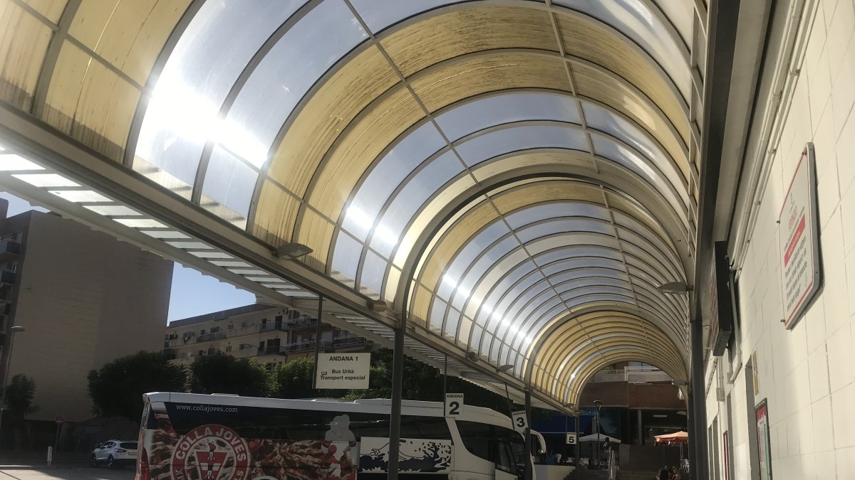 Hombre enfrenta 15 años de prisión por apuñalar a conductor de autobús y robarle en Valls