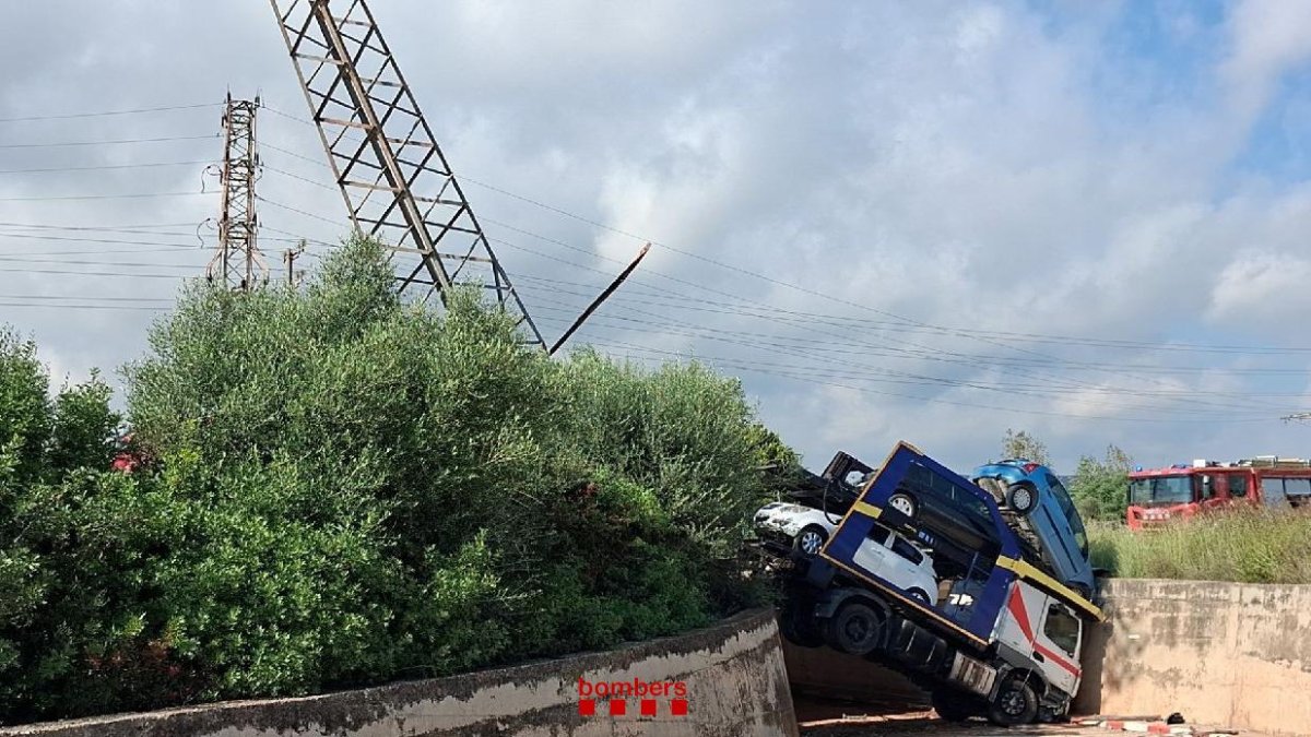 La N-340 reabre en El Vendrell tras estar 24 horas cortada al tráfico y la AP-7 ya no huele a cloaca