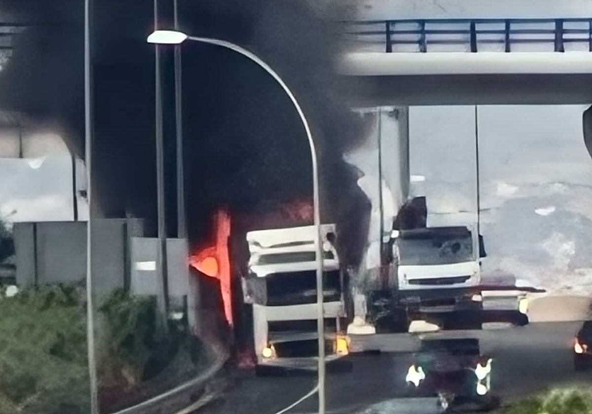 Alerta por una columna de humo tras reventar un neumático de un camión en la A-7 en Málaga