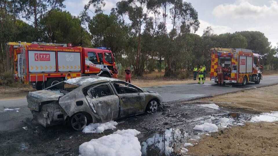 Susto en la N-442 por el incendio de un vehículo cerca de la base militar de El Picacho