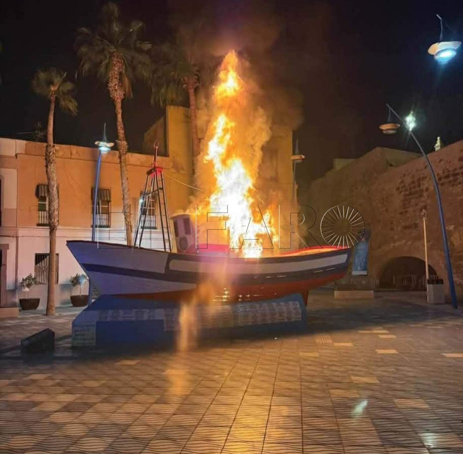 Incendio devasta monumento a pescadores en Melilla, mientras menores migrantes buscan refugio en sus cercanías