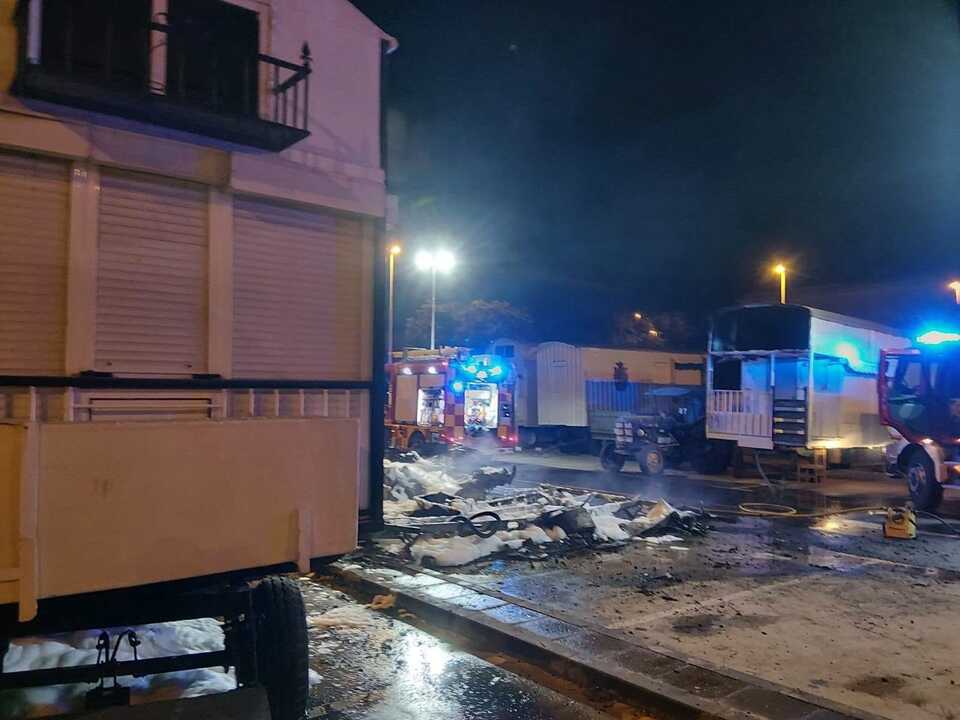 Un incendio en Punta Umbría calcina dos autocaravanas y afecta a una carriola