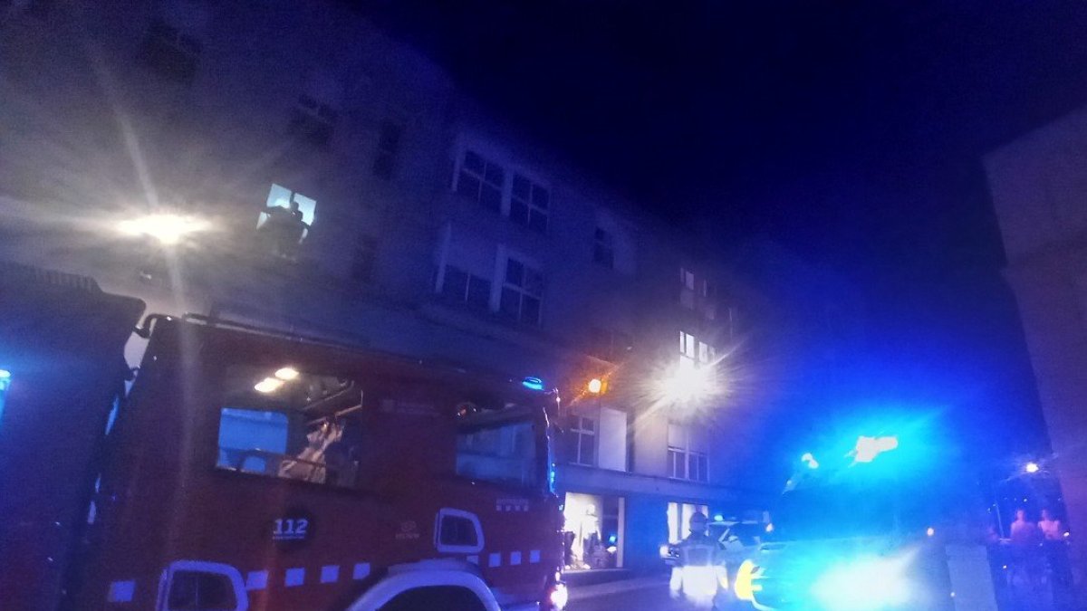 Un incendio en un local de Tortosa obliga a evacuar a 80 vecinos: una persona, al hospital