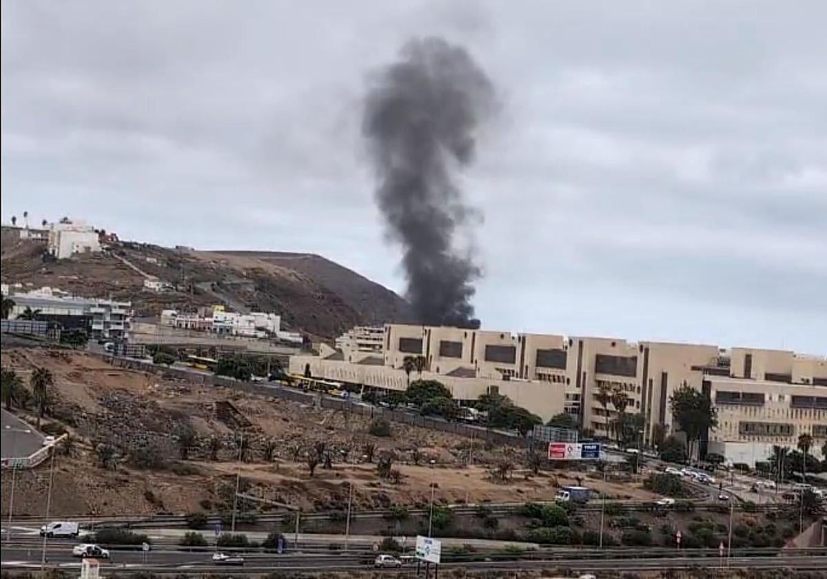 Incendio en una vivienda abandonada junto al acceso al Manuel Lois, en Las Palmas de Gran Canaria