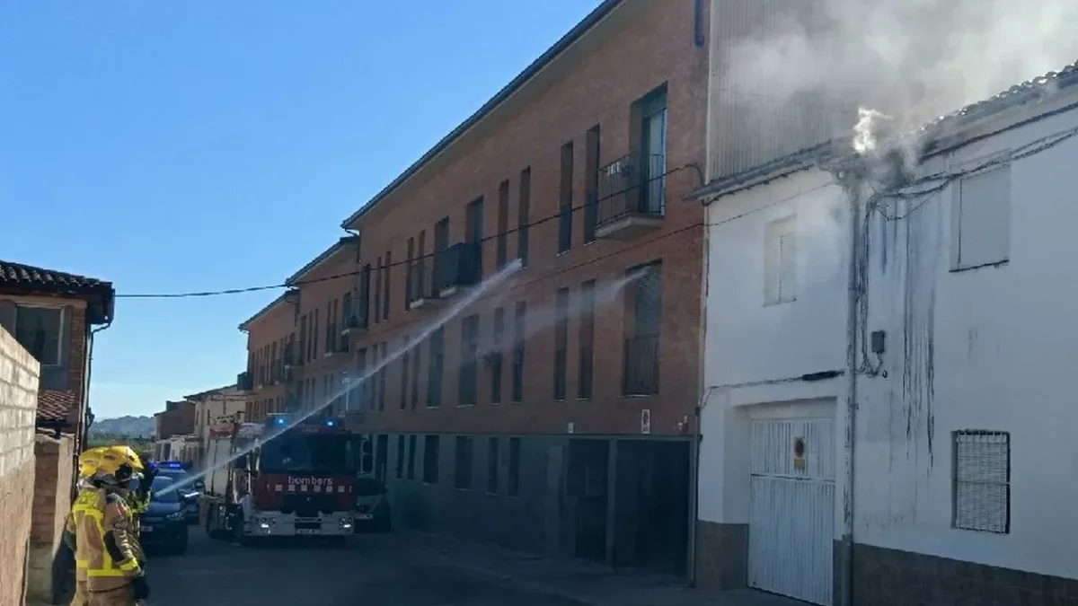 Incendio en el exterior de una casa en Gerb