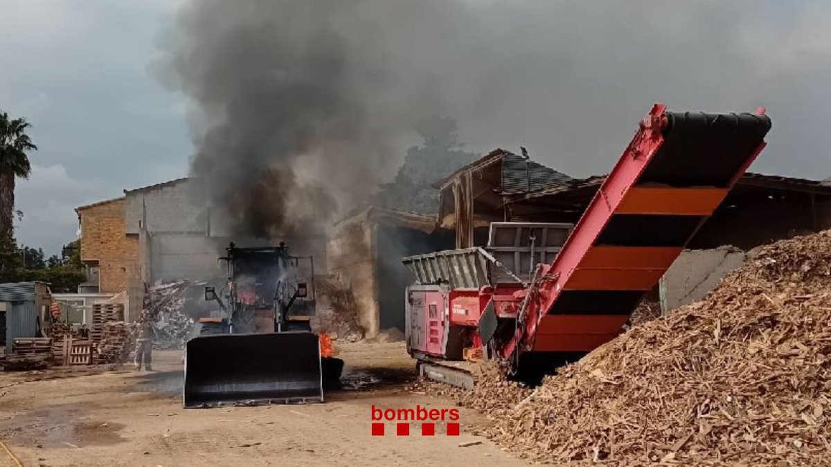 Incendio en empresa de reciclaje de madera en Tortosa: Bombers de la Generalitat trabajan para controlar las llamas