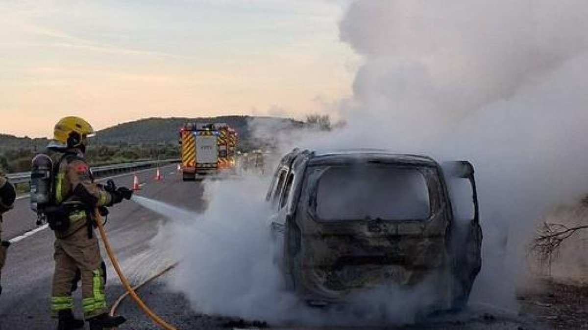 Incendio en la AP-7: Un coche se quema por completo y corta temporalmente la circulación en Ulldecona