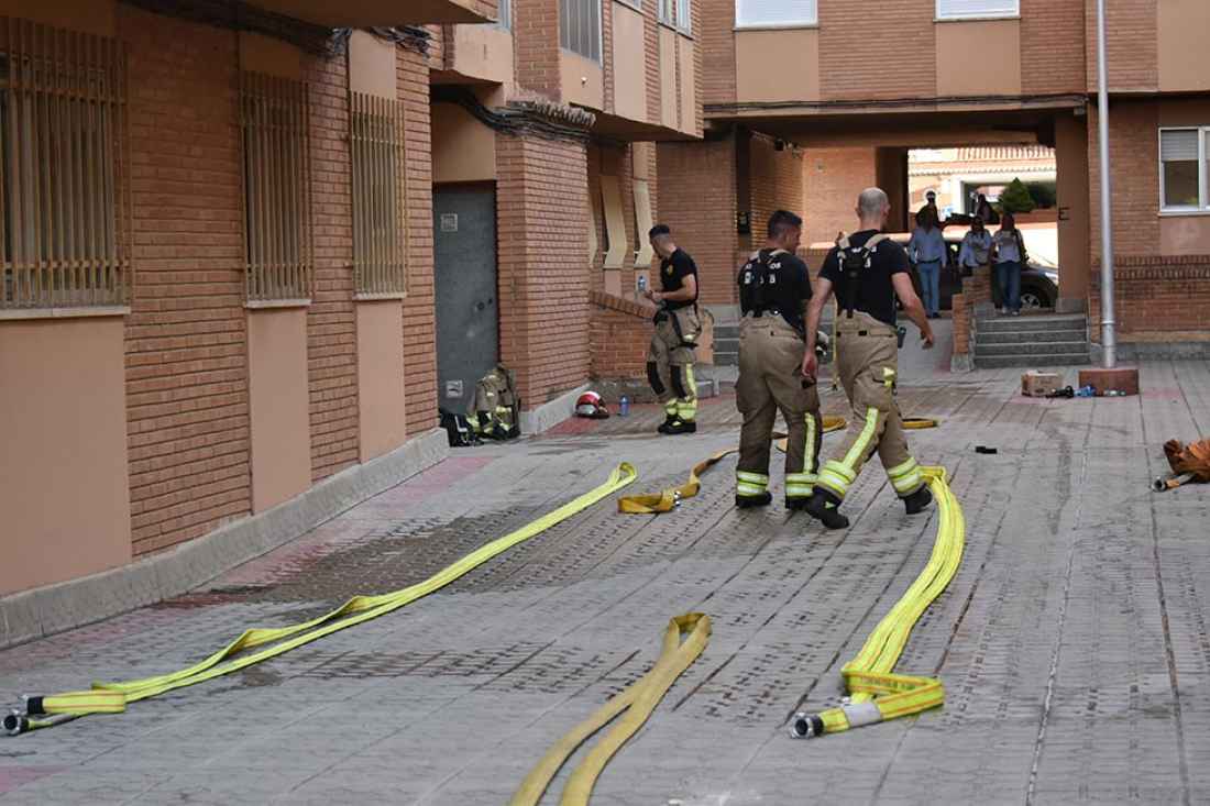 Incendio en los patios de Don Vela en Soria: Una mujer evacuada y daños en varias viviendas