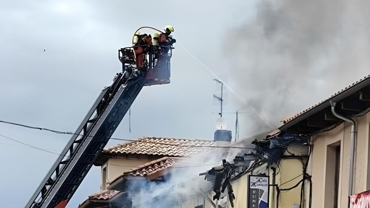 Los bomberos actuando en un incendio rural en la provincia, imagen de archivo.
