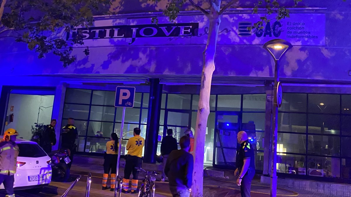 Incendio en tienda de muebles juvenil en Reus: Cuatro dotaciones de Bombers logran controlar las llamas sin heridos