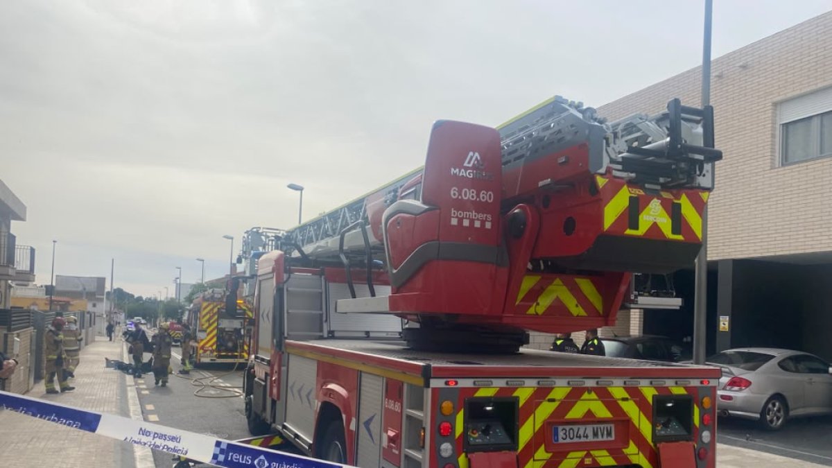 Dos personas intoxicadas por humo en un incendio que arrasa la planta superior de una casa en Reus