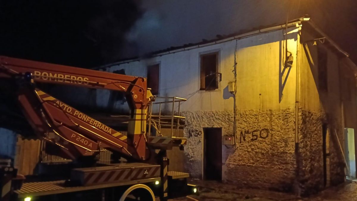 Vivienda de Toral de los Vados afectada por un incendio.