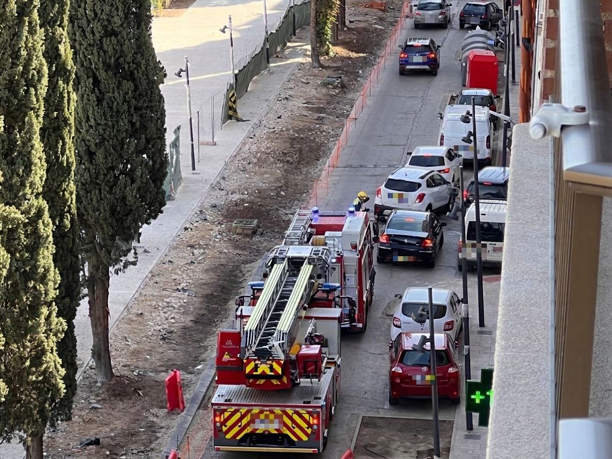 Puertollano: Un bombero en pleno sinestro en tránsito tiene bajar del autoescala que despejar el tráfico en el Paseo del Boque