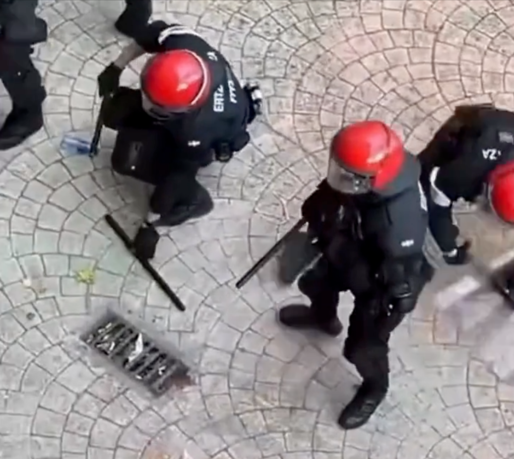 La Ertzaintza detiene a dos personas durante las cargas en un desahucio en Vitoria