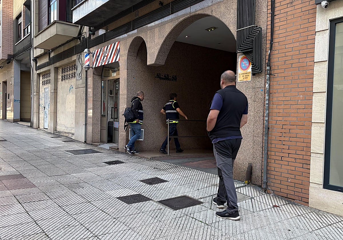 Un hombre apuñala a su expareja en Oviedo y después huye en coche del lugar