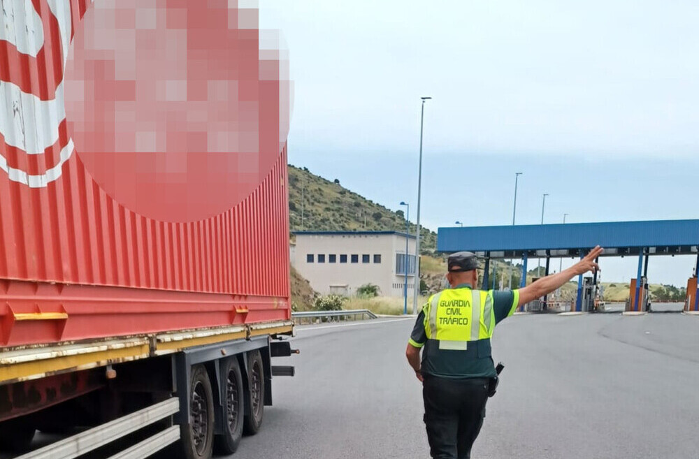 Cazado un camionero con la tarjeta de su hija en el tacógrafo