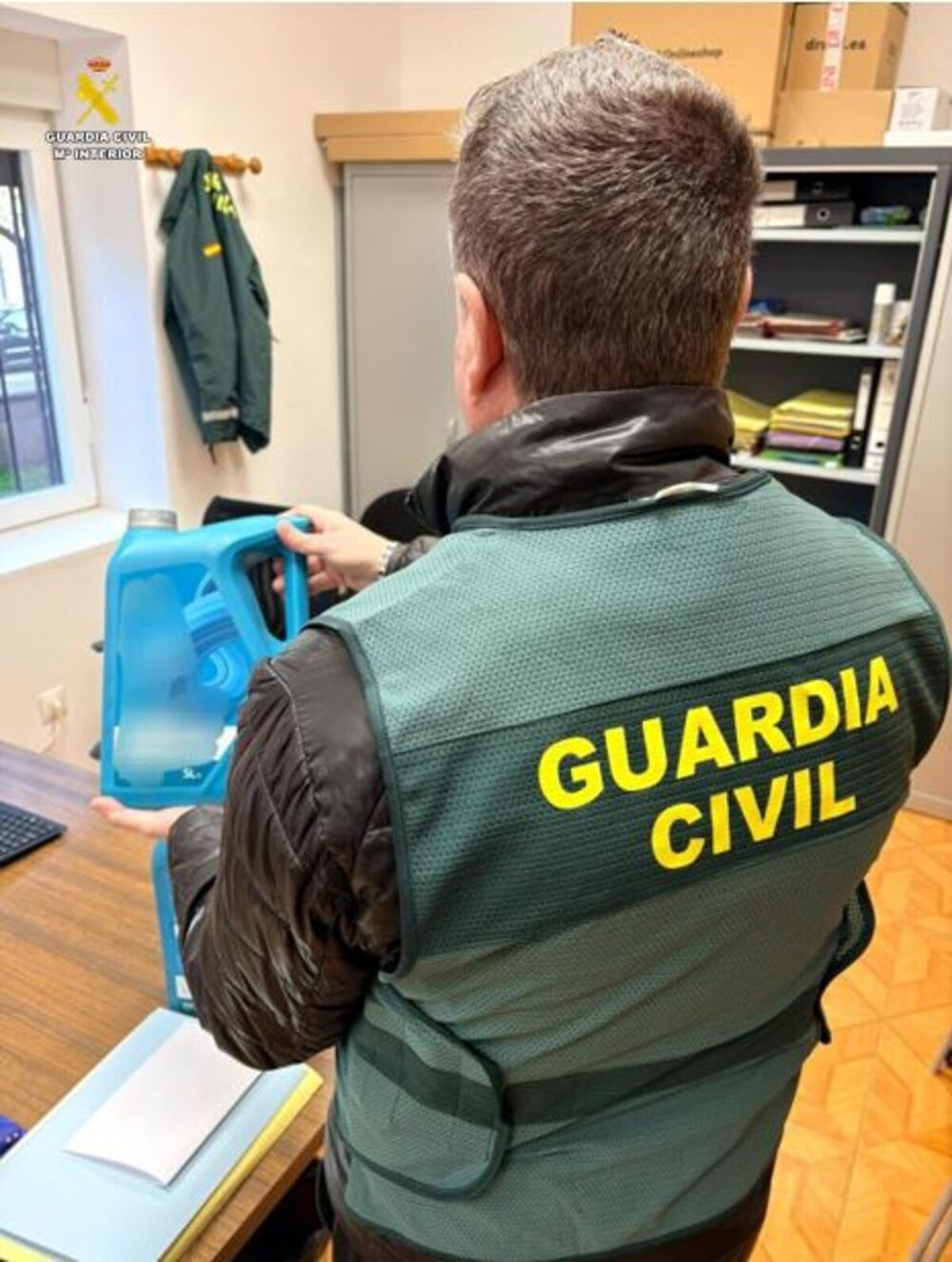Investigados por el hurto 20 garrafas de aceite de motor