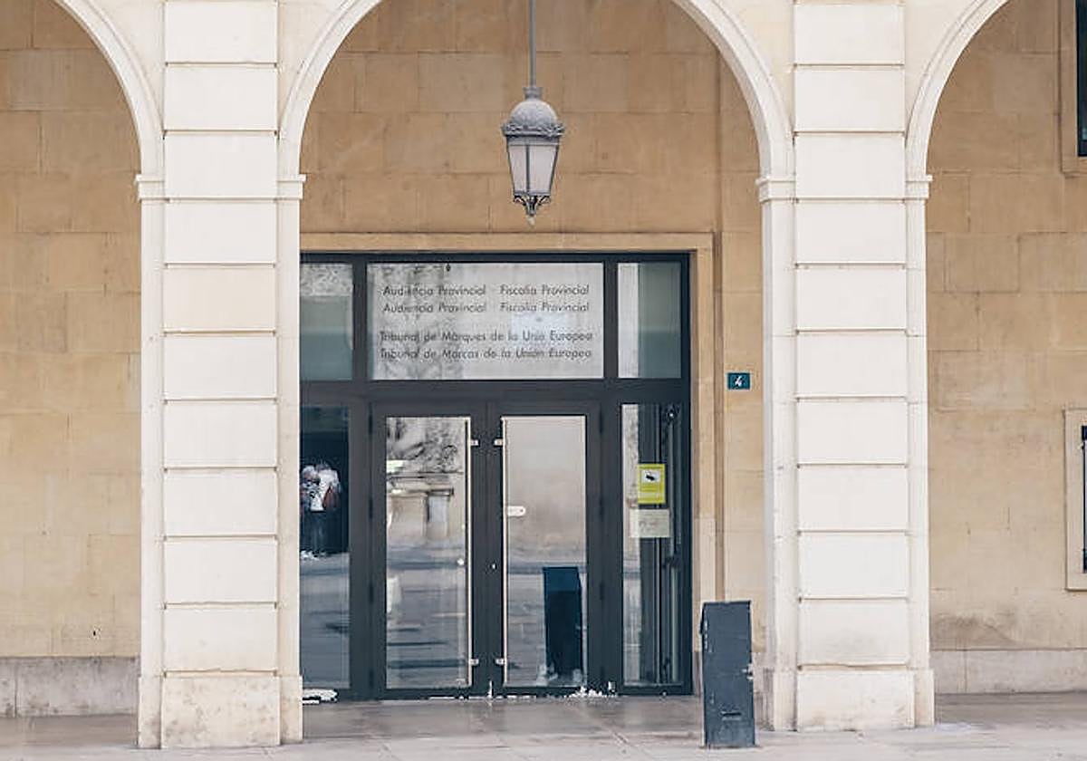 JUICIO ALICANTE AGRESIÓN SEXUAL | Juzgan en Alicante a un hombre acusado de agredir sexualmente durante tres años a la hija de su expareja
