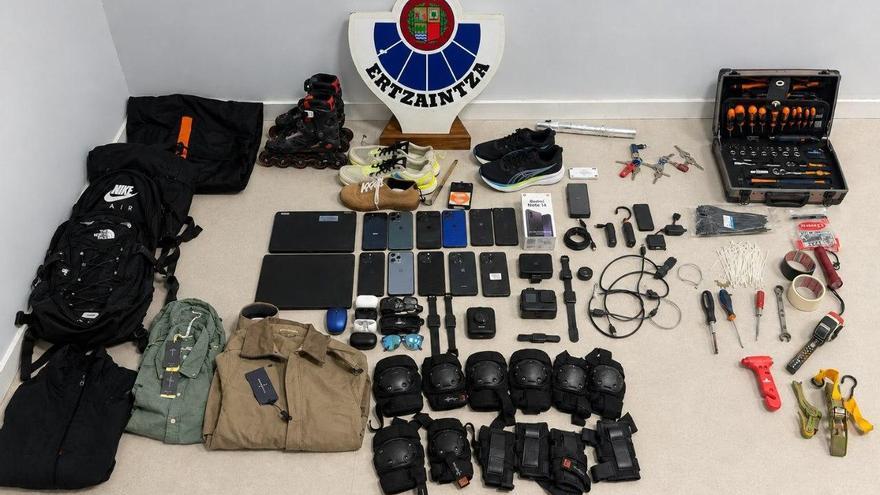 Detenidos tres hombres en Donostia por robar en un vestuario de un campo de fútbol