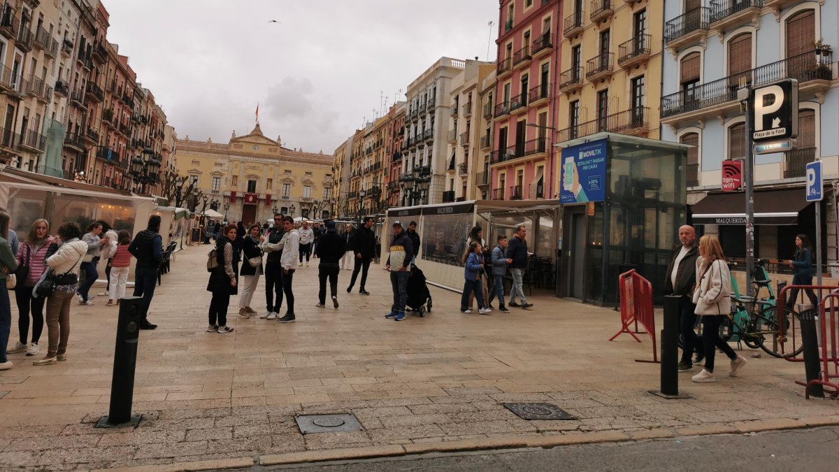 La Fiscalía de Tarragona solicita más de cuatro años de prisión para tres jóvenes acusadas de atracar y agredir a dos mujeres en la Plaça de la Font