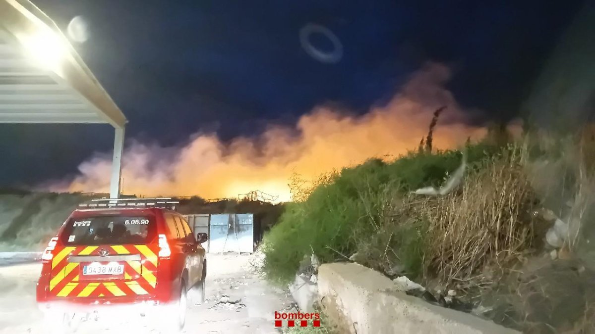 Los Bombers trabajan con siete dotaciones en un incendio de restos vegetales en Botarell