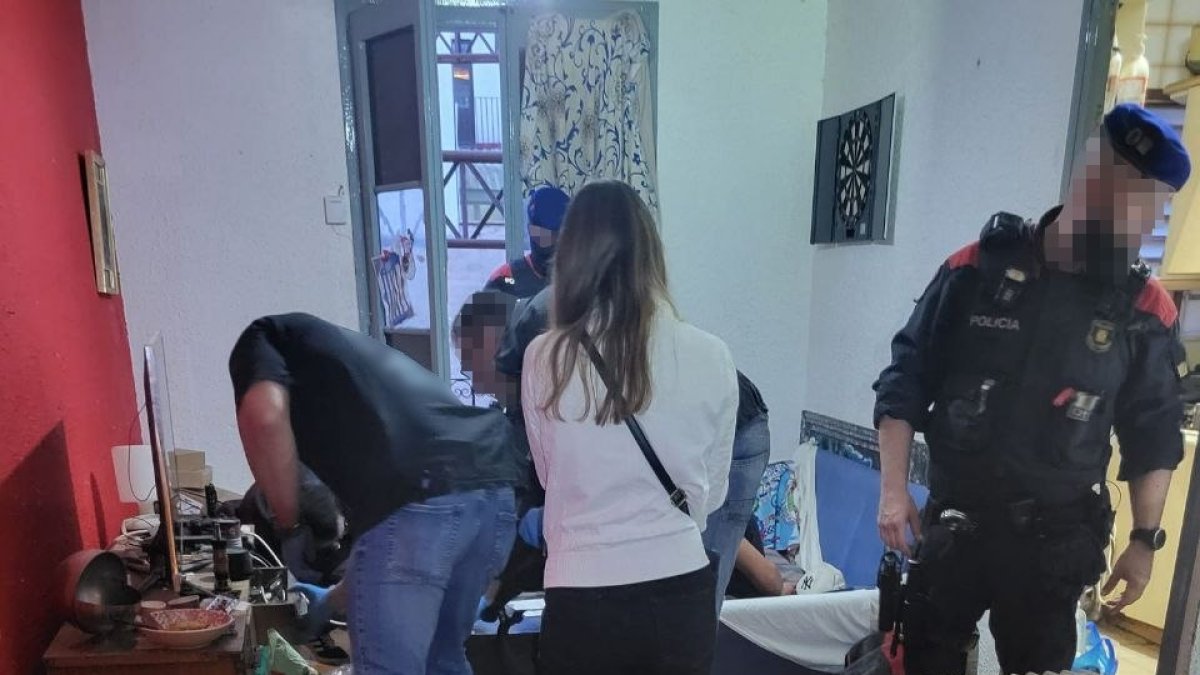 Los Mossos desmantelan y tapian dos narcopisos en un bloque de viviendas de Reus: hay dos detenidos