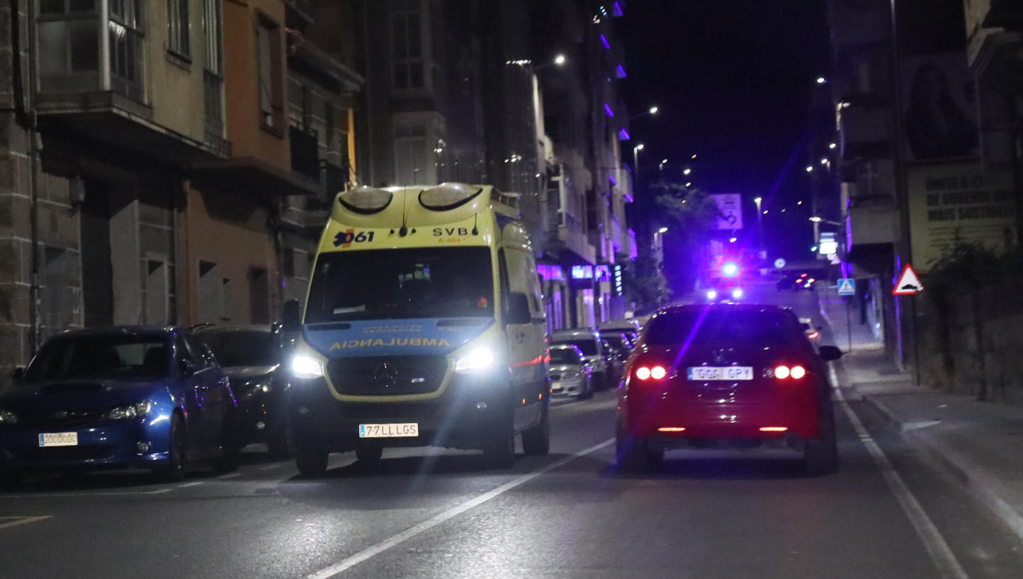 Milagro en la carretera: Conductor rescatado tras caer con su vehículo por un desnivel de cinco metros en Boborás