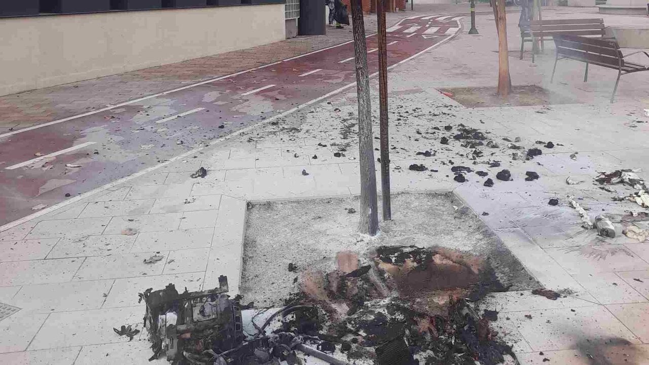 Explota un generador en la cara de un operario en Tudela, y él mismo apaga el árbol en llamas