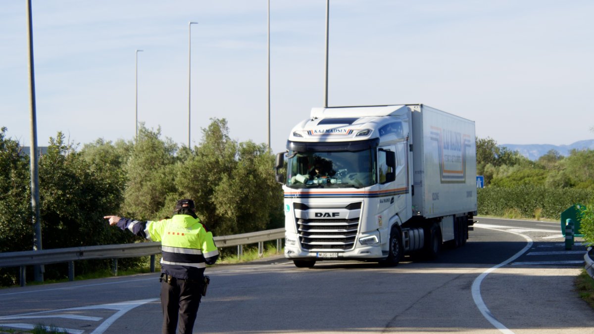 Mossos d’Esquadra denuncian a 40 conductores en operativo de tráfico en Terres de l’Ebre