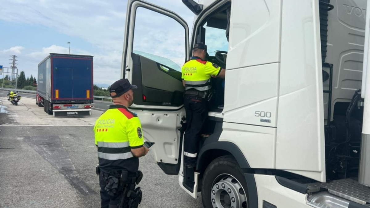Mossos intercepta en la AP-7 a un camionero sin permiso de conducir