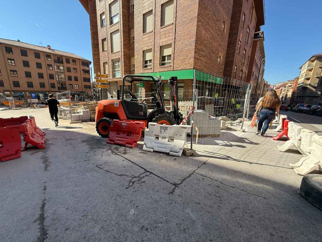 Mujer herida tras caerse en paso de obras de rotonda en Soria