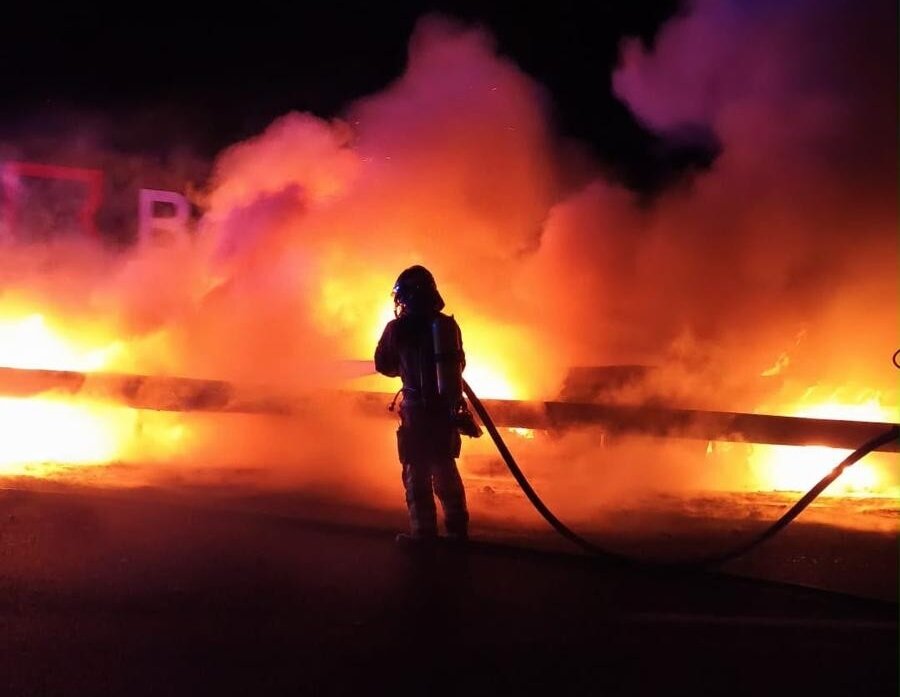 Nuevo incendio en la A-323 tras accidente de camión: conductor herido leve y bomberos realizan labores de refresco.