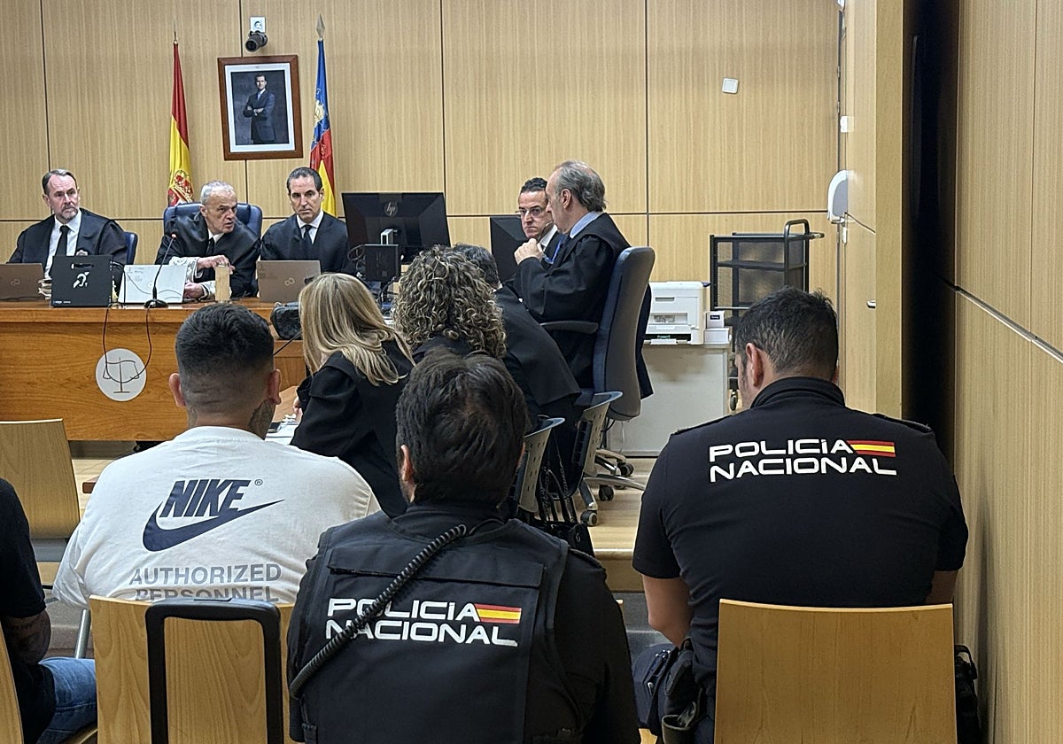 Absuelven al 'Faku' y sus cuatro amigos de la violación grupal en Cullera