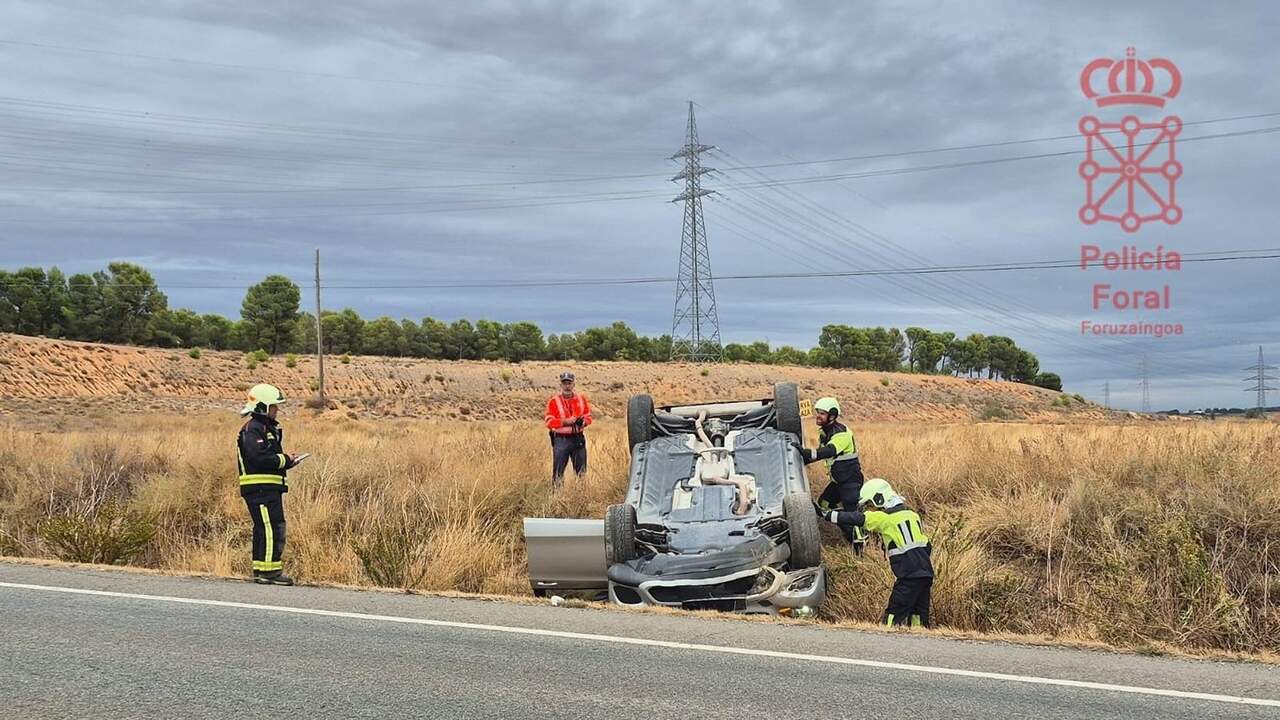 Sufre un accidente en una carretera de Navarra y termina investigada por la Policía Foral tras dar positivo