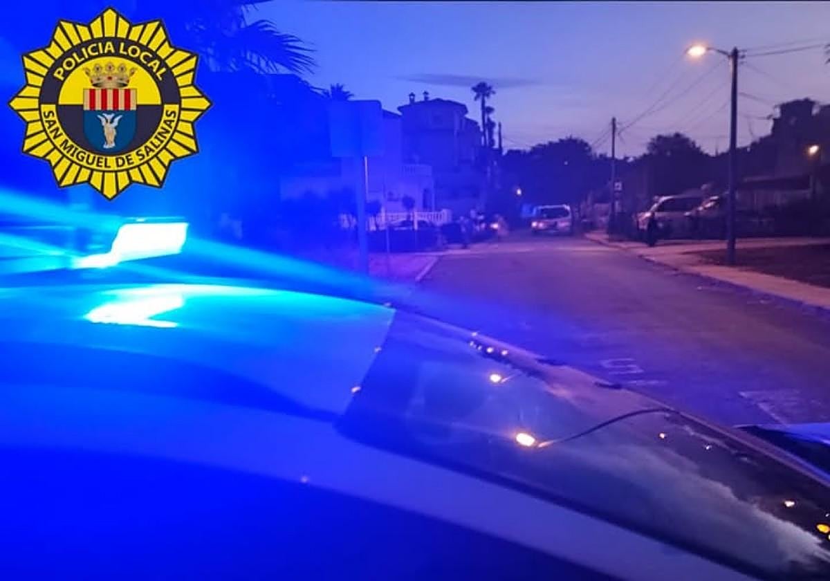 NIÑA PERDIDA ALICANTE | La Policía Local auxilia a una niña con autismo perdida por las calles de un pueblo de Alicante bajo la intensa lluvia
