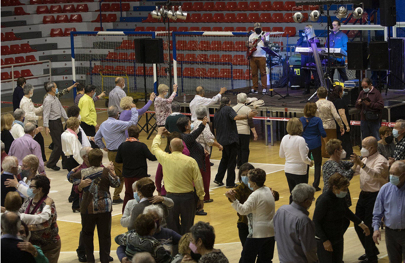 “Bailar sí, pero en condiciones” ¡Queja de mayores de Vitoria!