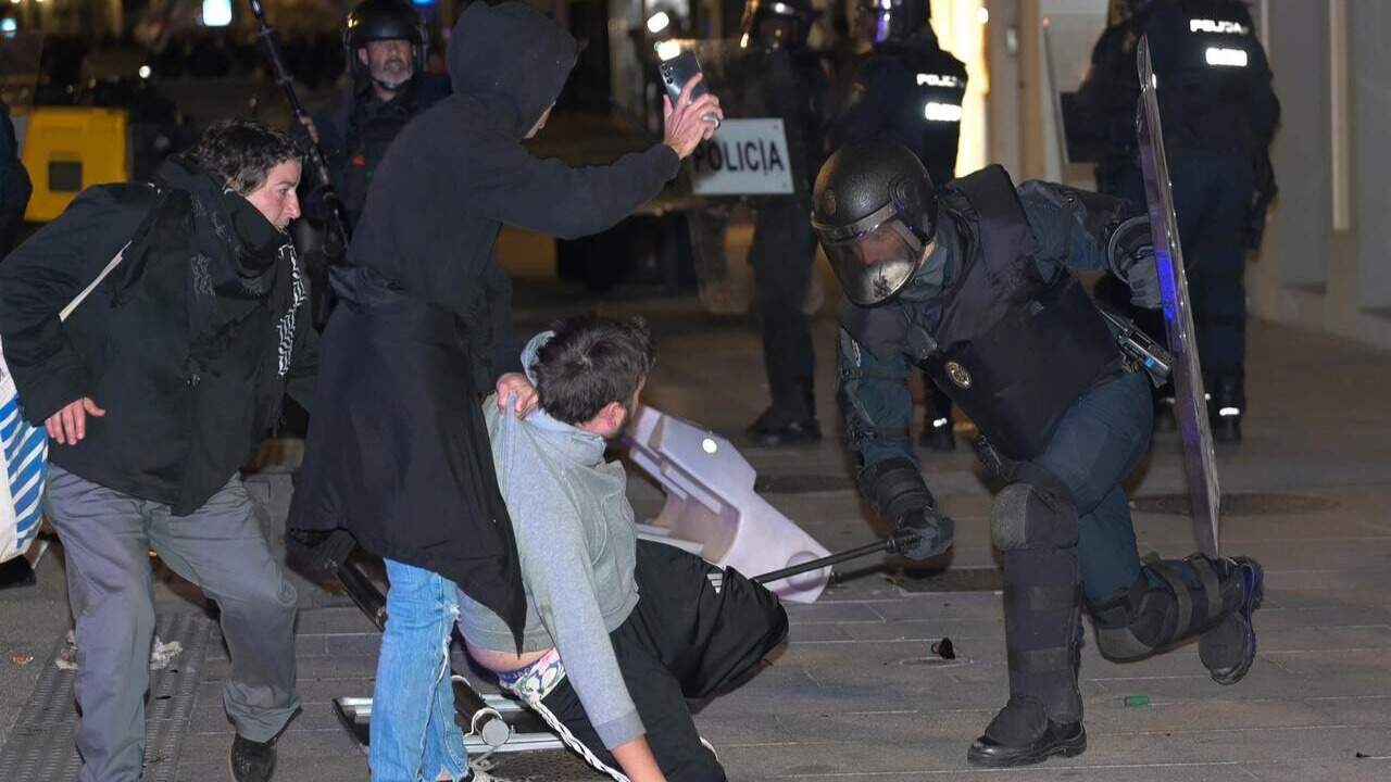 Altercados en A Coruña para protestar por "la represión policial" en los disturbios tras el acto de Abascal