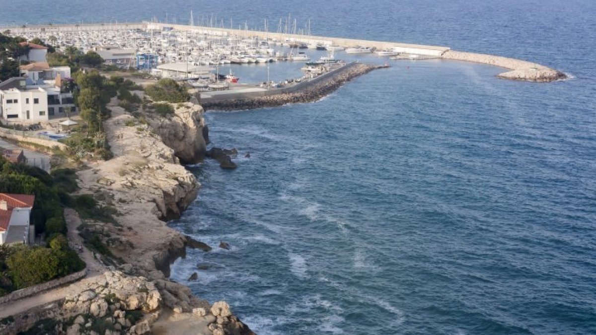Una bogadora de Torredembarra, rescatada tras caer al agua en el pantalán del puerto deportivo