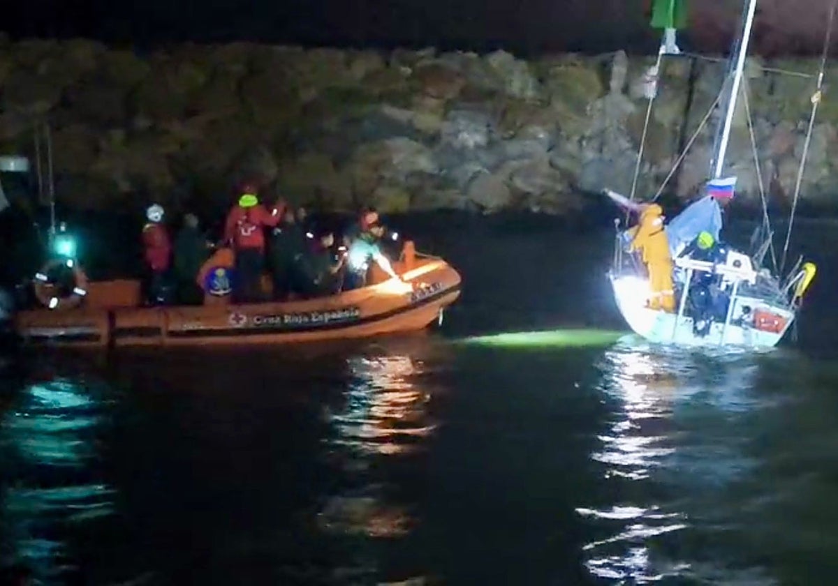 Aparatoso rescate de cuatro ocupantes de un velero en pleno temporal en El Perelló
